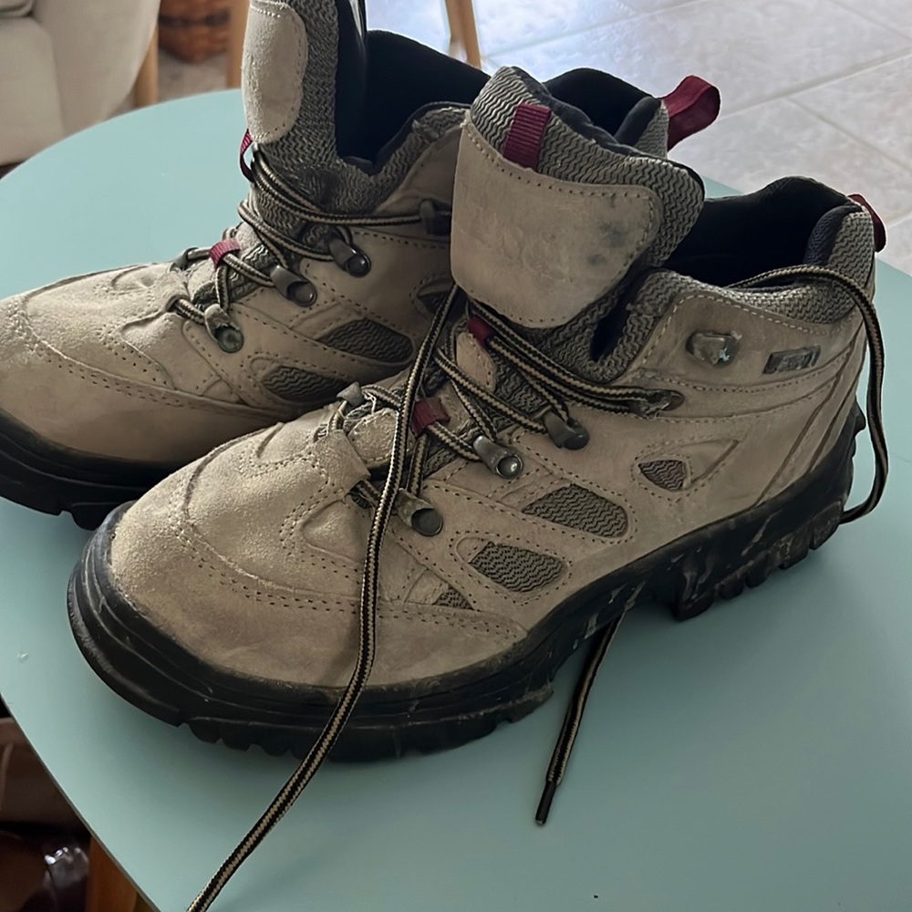 Itasca hiking boots worn a few times size 9.